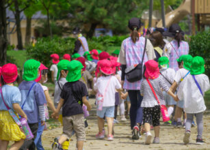 Group of preschool children on an outdoor field trip, exploring nature and learning through hands-on experiences in a fun group activity.